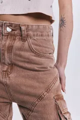 Pantalón cargo de denim color camel, de tiro medio y corte suelto.