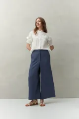Pantalón Alessio de corte amplio y silueta recta, confeccionado en mezcla de lino y viscosa. Cuenta con diseño de tiro medio y cintura cómoda.