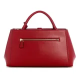 Cartera Guess modelo Carrie de color rojo, confeccionada en símil cuero con herrajes dorados. Presenta doble asa de mano, correa ajustable y desmontable, cierre superior y un detalle de tira frontal con la letra "G" metálica. Incluye un pequeño candado colgante decorativo y el nombre de la marca en la parte inferior.