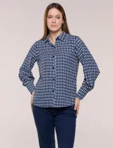 Camisa de rayón con estampado geométrico en azul y blanco, de manga larga con puños anchos abotonados y cuello camisero tradicional.