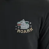 Remera negra de manga larga con estampado en el pecho y en las mangas.