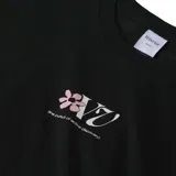 Remera negra de manga corta con estampado pequeño de flores y logo en el pecho. Corte clásico.