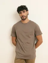 Remera básica de algodón color beige, de manga corta, con cuello redondo y un pequeño detalle bordado en el pecho.