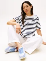 Zapatillas de corte bajo con exterior de ante en tonos celeste, blanco y beige. Presentan paneles con mezcla de texturas, cierre de cordones, insignia con monograma TH tonal en el lateral y suela de EVA blanca con detalles en beige.