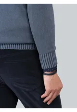 Sweater de punto con cuello redondo, diseño liso y puños y ruedo acanalados.