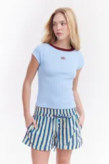 Top de canalé amarillo con cuello redondo y ribetes en color bordo, mangas cortas y detalle de logo bordado en el pecho.