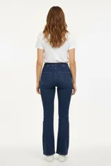 Pantalón de jean azul oscuro, tiro alto, con corte oxford (acampanado desde la rodilla).