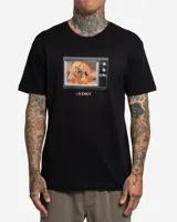 Remera negra de manga corta con estampado frontal de un televisor antiguo que muestra una escena de playa y la palabra 'Lost'.