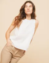 Musculosa blanca de lino con escote redondo y corte a la cadera.