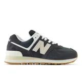 Championes urbanos New Balance modelo 574, color gris oscuro con detalles en blanco y beige, confeccionados en gamuza y malla, con logo "N" característico en los laterales y entresuela ENCAP.