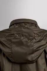 Cazadora deportiva acolchada color verde oscuro, con cuello alto y cierre frontal con cremallera. Cuenta con bolsillos laterales con cremallera oculta y un bolsillo interior.