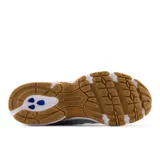 Championes New Balance 740 plateados con detalles en negro, blanco y marrón.