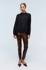 Sweater marrón de tejido de punto realizado en lambswool, con cuello redondo y calce holgado.