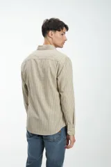 Camisa de manga larga a rayas verticales color beige y marrón claro, con bolsillo en el pecho y botones personalizados.