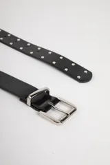 Cinturón blanco de cuero sintético con hebilla metálica plateada de doble trabilla y tachas metálicas plateadas.