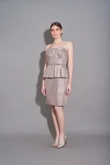 Vestido corto de fiesta color rosa con lurex, diseño strapless y corte a la cintura con falda recta.