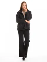 Sobrecamisa de tejido sherpa color verde oscuro, con cuello de solapa, cierre frontal con botones y bolsillos delanteros.