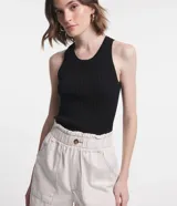Blusa musculosa negra de tejido de punto acanalado, con escote redondo y tirantes anchos, de corte ajustado y diseño liso.