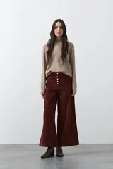 Pantalón de pana de corte wide leg, color marrón oscuro, con calce relajado y detalle de bordado en el borde de los bolsillos delanteros.