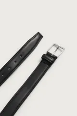 Cinturón de cuero negro con doble pespunte y hebilla metálica rectangular.
