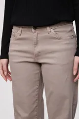 Pantalón jean de tiro medio, corte recto y color gris topo.
