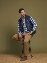 Chaleco negro acolchado con cierre frontal y bolsillos laterales con cierre.