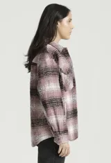 Campera Levis tipo shacket a cuadros rosas, negros y blancos, con cierre frontal con botones a presión, cuello camisero, bolsillos con solapa abotonada en el pecho y corte recto.