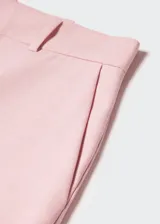 Pantalon de vestir de corte recto y diseño fluido, con trabillas en la cintura, bolsillos laterales y cierre oculto. Presenta un acabado elegante ideal para eventos formales.