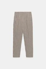 Pantalón de tiro alto con estampado de cuadros vichy en tonos marrón y blanco, con bolsillos laterales de vivo y corte recto.