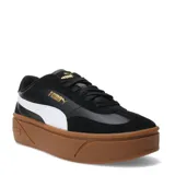 Championes Puma Club II Era con plataforma, de diseño urbano inspirado en el tenis. Presentan una capellada de cuero sintético en color negro con detalles en gamuza, franja lateral característica de la marca en color blanco y suela de goma color caramelo.