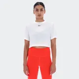 Remera deportiva corta color blanco, de corte holgado y mangas cortas, con logo Reebok en el pecho.