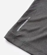 Remera deportiva de manga corta y cuello redondo, color azul, confeccionada en tejido de poliéster con tecnología Dry para mayor transpirabilidad.