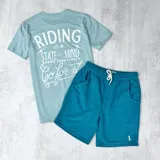 Short deportivo azul petróleo con cintura elástica ajustable con cordón y bolsillos laterales.