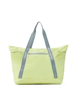 Bolso tipo tote de poliéster color verde oliva con asas de cinta negra. Tiene cierre superior y seis bolsillos externos, uno con ajuste elástico y otro con cremallera.