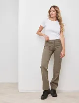 Pantalón de vestir azul marino, marca Zac & Rachel, con pretina con broche interno y cierre metálico. Delantera con bolsillos simulados y trasera con bolsillos ojal.