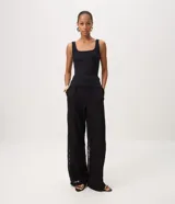 Blusa de tejido rib color bordó, con escote cuadrado y tirantes anchos.