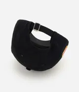 Gorra negra de algodón con visera curva, bordado frontal de la NASA en blanco y aplicación lateral de la bandera de Estados Unidos.