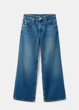 Jeans de corte recto y tiro medio con diseño de cinco bolsillos, trabillas para cinturón y cierre frontal con botón y cremallera.