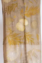 Pañuelo de seda natural con diseño de impresión botánica, presentando un fondo verde con estampado de hojas.