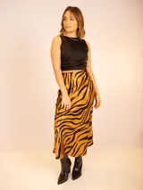 Falda midi de satén con estampado animal print de tigre en tonos camel y negro.