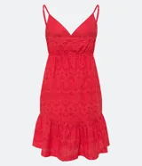 Vestido corto rojo con breteles finos ajustables, escote en pico, textura de flores y volado en el bajo.