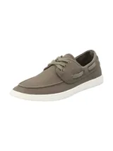 Zapatillas de lona estilo náutico color verde militar con suela blanca de goma y cordones al tono.