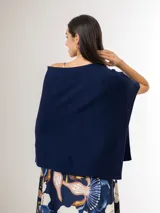 Poncho italiano de punto liviano, color tostado, con diseño asimétrico y cuello alto.