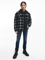 Jeans skinny de denim azul oscuro, tiro bajo, con cinco bolsillos y cierre de cremallera. Confeccionado con algodón reciclado y elastano.