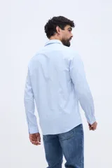 Camisa de manga larga de lino y algodón color celeste, con fit semi slim y cuello clásico.