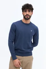 Sweater de hombre con escote redondo, manga larga y calce regular. Presenta un pequeño logo bordado en el pecho y puños acanalados.