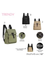 Mochila negra con solapa y cierre de hebilla decorativa, bolsillo frontal con cierre, correas ajustables con inscripciones de la marca y asa superior.