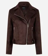 Campera femenina modelo biker color marrón, confeccionada en gamuza sintética, con cuello de solapa, cierre delantero diagonal y bolsillos con cremallera. Presenta tiras decorativas con botones a presión en la parte inferior.