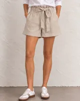 Pantalón de denim azul oscuro con cintura elástica y cordón ajustable, bolsillos frontales aplicados y corte recto.