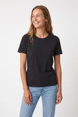 Remera de manga corta y cuello redondo color negro, de corte clásico y ajuste cómodo.